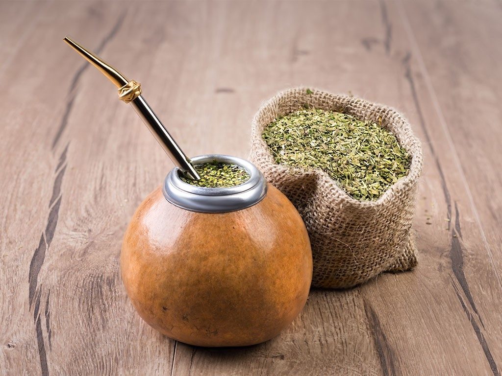Preparación tradicional de yerba mate en Argentina